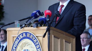 Vukovar, 250610.
U povodu Dana drzavnosti Republike Hrvatske obiljezen  zavrsetak skolovanja polaznika vojnih skola za potrebe Oruzanih snaga. Na fotografiji polaznicima vojnih skola obratio se predsjednik RH Ivo Josipovic.
Foto: Damir Glibusic / CROPIX