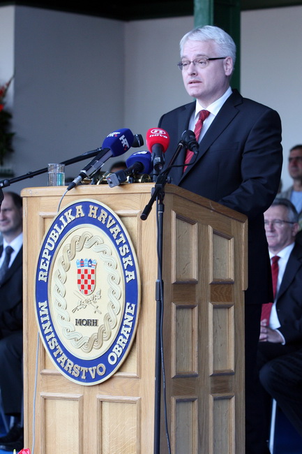 Vukovar, 250610.
U povodu Dana drzavnosti Republike Hrvatske obiljezen  zavrsetak skolovanja polaznika vojnih skola za potrebe Oruzanih snaga. Na fotografiji polaznicima vojnih skola obratio se predsjednik RH Ivo Josipovic.
Foto: Damir Glibusic / CROPIX