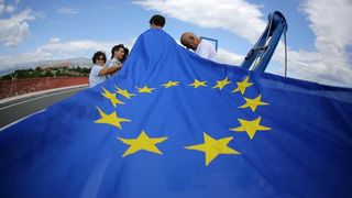 30.06.2013., Zadar – Povodom ulaska Republike Hrvatske u Europsku uniju mladic i djevojka skocili su s Maslenickog mosta sa zastavom Europske unije, dok je mladi Britanac skocio sa hrvatskom zastavom. Photo: Filip Brala/PIXSELL Autor  Filip Brala/PIXSEL