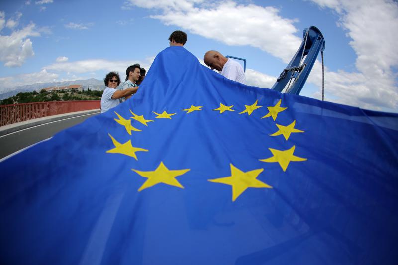 30.06.2013., Zadar – Povodom ulaska Republike Hrvatske u Europsku uniju mladic i djevojka skocili su s Maslenickog mosta sa zastavom Europske unije, dok je mladi Britanac skocio sa hrvatskom zastavom. Photo: Filip Brala/PIXSELL Autor  Filip Brala/PIXSEL