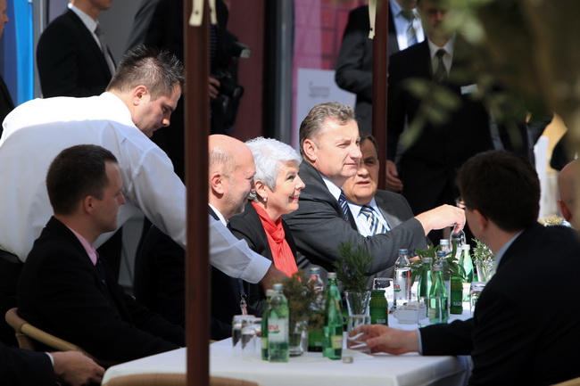 Rovinj, 220410.
Danas je u Rovinju otvorena Windays business konferencija, u organizaciji Microsoft Hrvatska i Jutarnjeg lista. Na otvorenje je dosla premijerka Jadranka Kosor.
Na fotografiji: Jadranka Kosor, Djuro Popijac i Ninoslav Pavic.
Foto: Goran Se