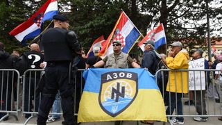 Srb: Uz Thompsonove pjesme prosvjednici ispred interventne policije protiv obljetnice Ustanka, Photo: Dino Stanin/PIXSELL