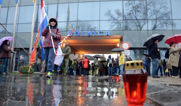 Vukovar – Dan sjecanja na zrtvu Vukovara 1991. – 2014. pod sloganom Vukovar – mjesto posebnog pijeteta. 23. je obljetnica stradavanja i zrtve Vukovara u Domovinskom ratu. Put sjecanja i svjetlosti krece od Opce bolnice Vukovar do Memorijalnog groblja zrta