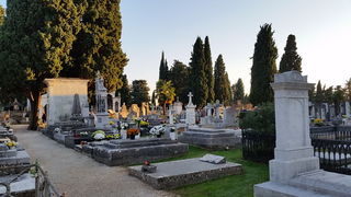 Uoči blagdana Svih svetih brojni su Zadrani posjetili Gradsko groblje i uredili počivališta najmilijih i okitili ih cvijećem, Foto: M. Malik Uoči blagdana Svih svetih brojni su Zadrani posjetili Gradsko groblje i uredili počivališta najmilijih i okitili ih cvijećem, Foto: M. Malik