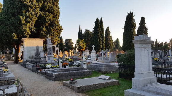 Uoči blagdana Svih svetih brojni su Zadrani posjetili Gradsko groblje i uredili počivališta najmilijih i okitili ih cvijećem, Foto: M. Malik Uoči blagdana Svih svetih brojni su Zadrani posjetili Gradsko groblje i uredili počivališta najmilijih i okitili ih cvijećem, Foto: M. Malik