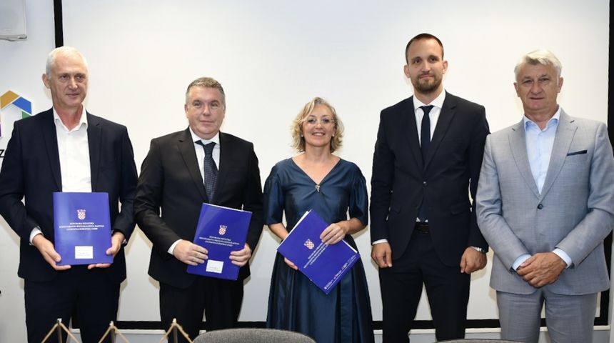 Ministar Erlić potpisao ugovore za tri projekta vrijedna ukupno 5,3 milijuna eura Ministar Erlić potpisao ugovore za tri projekta vrijedna ukupno 5,3 milijuna eura