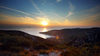Vis 210812.
Otok Vis jedan je od najudaljenijih hrvatskih otoka koji broji nesto manje od 3 i pol tisuce stanovnika.No u vrijeme turisticke sezone otok postaje omiljena destinacija turistima od kojih je tradicionalno u kolovozu najvise Talijana.Vis ima bo