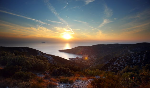 Vis 210812.
Otok Vis jedan je od najudaljenijih hrvatskih otoka koji broji nesto manje od 3 i pol tisuce stanovnika.No u vrijeme turisticke sezone otok postaje omiljena destinacija turistima od kojih je tradicionalno u kolovozu najvise Talijana.Vis ima bo