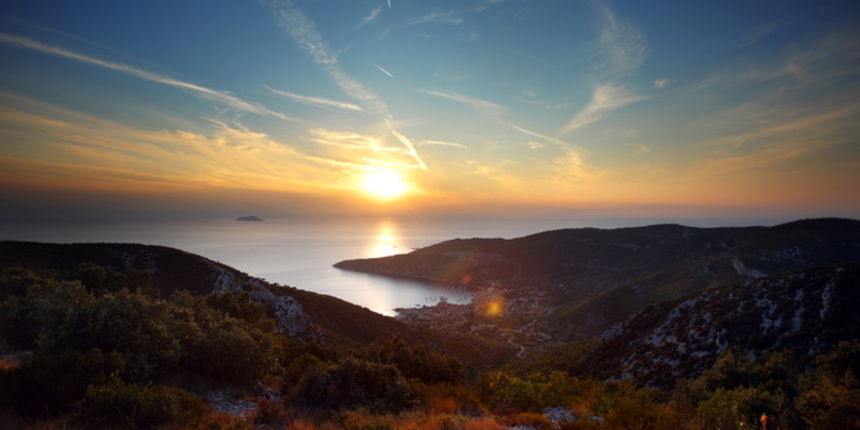 Vis 210812.
Otok Vis jedan je od najudaljenijih hrvatskih otoka koji broji nesto manje od 3 i pol tisuce stanovnika.No u vrijeme turisticke sezone otok postaje omiljena destinacija turistima od kojih je tradicionalno u kolovozu najvise Talijana.Vis ima bo Vis 210812.
Otok Vis jedan je od najudaljenijih hrvatskih otoka koji broji nesto manje od 3 i pol tisuce stanovnika.No u vrijeme turisticke sezone otok postaje omiljena destinacija turistima od kojih je tradicionalno u kolovozu najvise Talijana.Vis ima bo