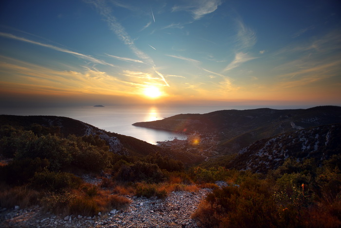 Vis 210812.
Otok Vis jedan je od najudaljenijih hrvatskih otoka koji broji nesto manje od 3 i pol tisuce stanovnika.No u vrijeme turisticke sezone otok postaje omiljena destinacija turistima od kojih je tradicionalno u kolovozu najvise Talijana.Vis ima bo