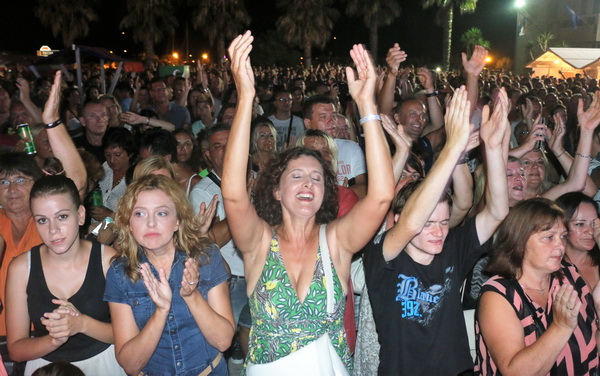 Virsko ljeto 2016: Tomislav Bralić i klapa Intrade oduševili 12 tisuća obožavatelja na virskoj rivi Virsko ljeto 2016: Tomislav Bralić i klapa Intrade oduševili 12 tisuća obožavatelja na virskoj rivi