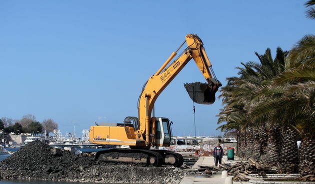 Zadar, 190313.
Uvala Jazine. 
Nastavljaju se radovi vrijedni 4,1 miljuna kuna na uredjenju uvale Jazine.
Blize se rokovi zavrsetka radova na izgradnji i uredjenju novih 86 metara rive u dnu uvale.
Foto: Jure Miskovic / CROPIX