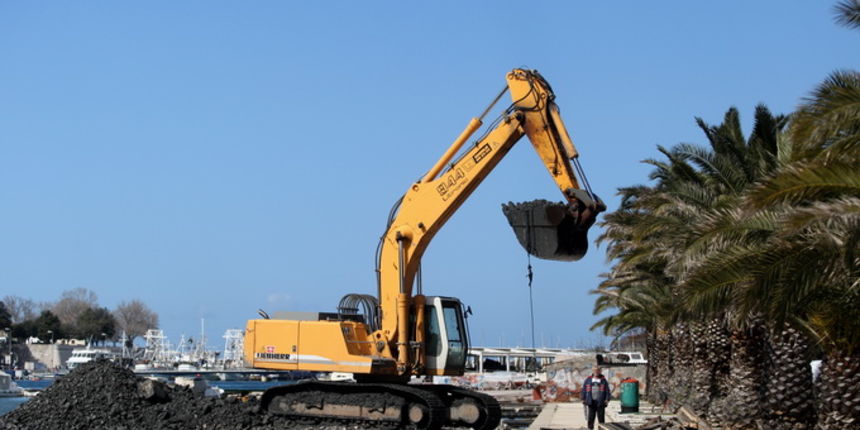 Zadar, 190313.
Uvala Jazine. 
Nastavljaju se radovi vrijedni 4,1 miljuna kuna na uredjenju uvale Jazine.
Blize se rokovi zavrsetka radova na izgradnji i uredjenju novih 86 metara rive u dnu uvale.
Foto: Jure Miskovic / CROPIX