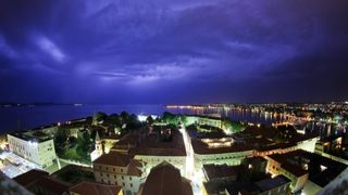 Grmljavinsko nevrijeme zahvatilo je zadarsko podrucje u vecernjim satima. Photo: Filip Brala/PIXSELL Autor  Filip Brala/PIXSELL Ključne riječi  munje, zadar, ljeto, nevrijeme