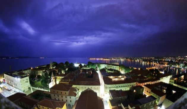 Grmljavinsko nevrijeme zahvatilo je zadarsko podrucje u vecernjim satima. Photo: Filip Brala/PIXSELL Autor  Filip Brala/PIXSELL Ključne riječi  munje, zadar, ljeto, nevrijeme