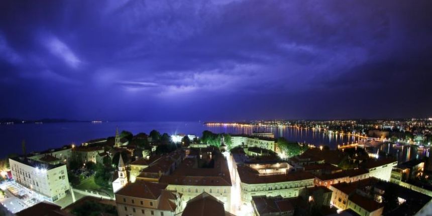 Grmljavinsko nevrijeme zahvatilo je zadarsko podrucje u vecernjim satima. Photo: Filip Brala/PIXSELL Autor  Filip Brala/PIXSELL Ključne riječi  munje, zadar, ljeto, nevrijeme
