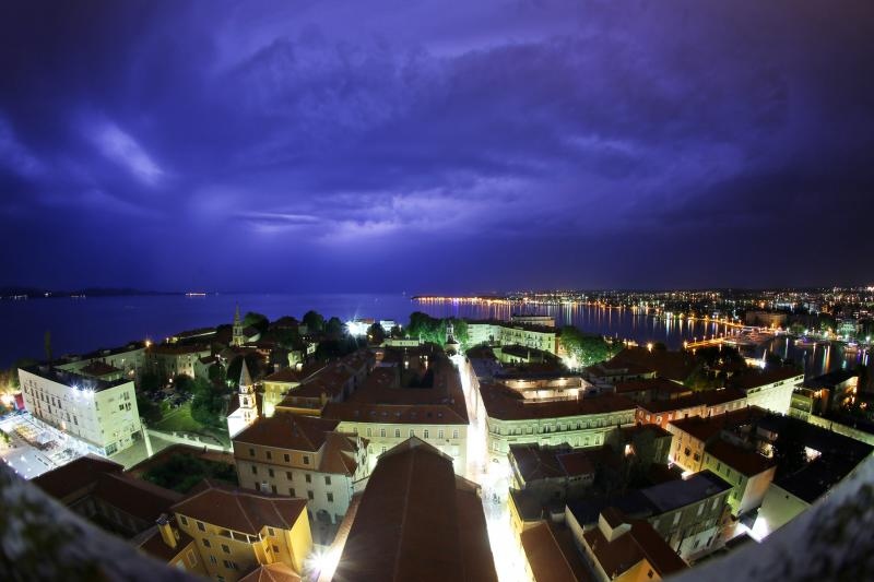 Grmljavinsko nevrijeme zahvatilo je zadarsko podrucje u vecernjim satima. Photo: Filip Brala/PIXSELL Autor  Filip Brala/PIXSELL Ključne riječi  munje, zadar, ljeto, nevrijeme
