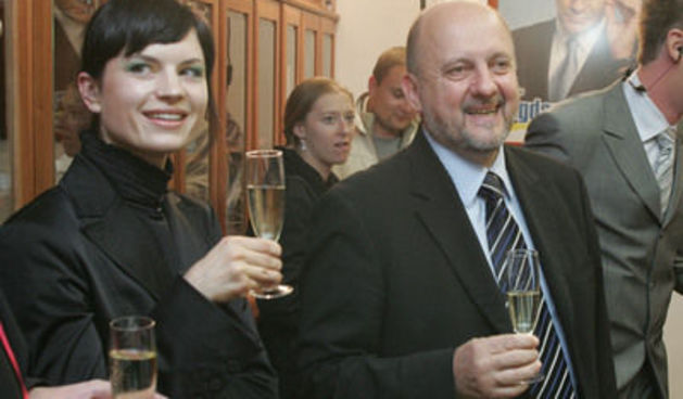 Slovenija, Ljubljana, 21.Oktober2007, Po razglasitvi rezultatov predsedniških volitev je bilo veselo v taboru Zmaga Jelinčiča. Foto: Igor Zaplatil/DELO