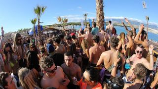 Otok Pag – Hideout festival privukao je mnogobrojnu publiku na popularnu plazu Zrce gdje se na after beach partiju u klubu Papaya plesalo cijelo poslijepodne. Photo: Filip Brala/PIXSELL