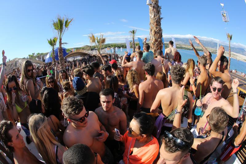 Otok Pag – Hideout festival privukao je mnogobrojnu publiku na popularnu plazu Zrce gdje se na after beach partiju u klubu Papaya plesalo cijelo poslijepodne. Photo: Filip Brala/PIXSELL