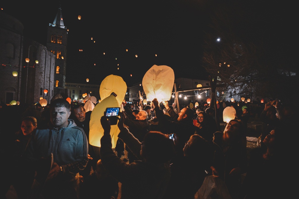 Humanitarni svjetlosni spektakl “Zaželi ljubav” na zadarskom Forumu 21. veljače 2016. Foto: Iva Perinčić Humanitarni svjetlosni spektakl “Zaželi ljubav” na zadarskom Forumu 21. veljače 2016. Foto: Iva Perinčić
