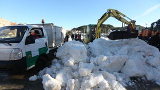 Kamioni puni snijega iz Like stigli u Veli Iž za skijašku utrku “Iška kraljica” Kamioni puni snijega iz Like stigli u Veli Iž za skijašku utrku “Iška kraljica”