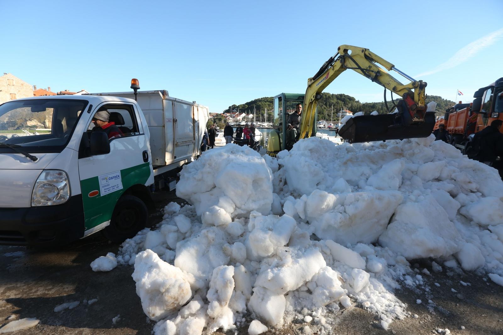 Kamioni puni snijega iz Like stigli u Veli Iž za skijašku utrku “Iška kraljica” Kamioni puni snijega iz Like stigli u Veli Iž za skijašku utrku “Iška kraljica”