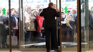 Zadar, 111110.
U zadru je  otvoren shoping centar Supernova, cije je otvaranje bilo najavljeno je za 09, pa za 14 sati, a otvoren  je malo prije 16 sati zbog tehnickog pregleda zgrade.
Na fotografiji: prvi kupci u supernovi cekaju ispred vrata.
Foto: Vlad