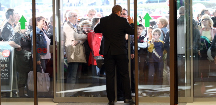 Zadar, 111110.
U zadru je  otvoren shoping centar Supernova, cije je otvaranje bilo najavljeno je za 09, pa za 14 sati, a otvoren  je malo prije 16 sati zbog tehnickog pregleda zgrade.
Na fotografiji: prvi kupci u supernovi cekaju ispred vrata.
Foto: Vlad