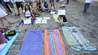 Otočani Markov trg pretvorili u plažu Otočani Markov trg pretvorili u plažu