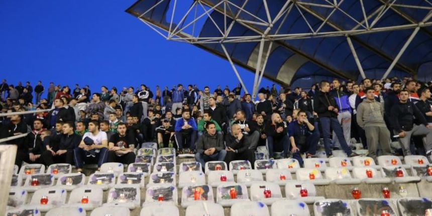 Torcida se uz svijeće, bengalke i molitvu dostojanstveno oprostila od svog kolege Žana Ojdanića na sjevernoj tribini Poljuda. Foto: Ivo Čagalj/PIXSELL