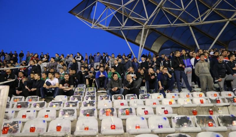 Torcida se uz svijeće, bengalke i molitvu dostojanstveno oprostila od svog kolege Žana Ojdanića na sjevernoj tribini Poljuda. Foto: Ivo Čagalj/PIXSELL Torcida se uz svijeće, bengalke i molitvu dostojanstveno oprostila od svog kolege Žana Ojdanića na sjevernoj tribini Poljuda. Foto: Ivo Čagalj/PIXSELL
