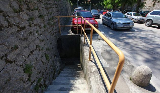 18.06.2013., Zadar – Jedna od vrata koja vode u podzemne mracne tunele zadarskih bedema jutros su bila otvorena. Ne zna se da li je netko provalio ili su vrata ostavili radnici nekih komunalnih tvrtki. Photo: Zeljko Mrsic/PIXSELL