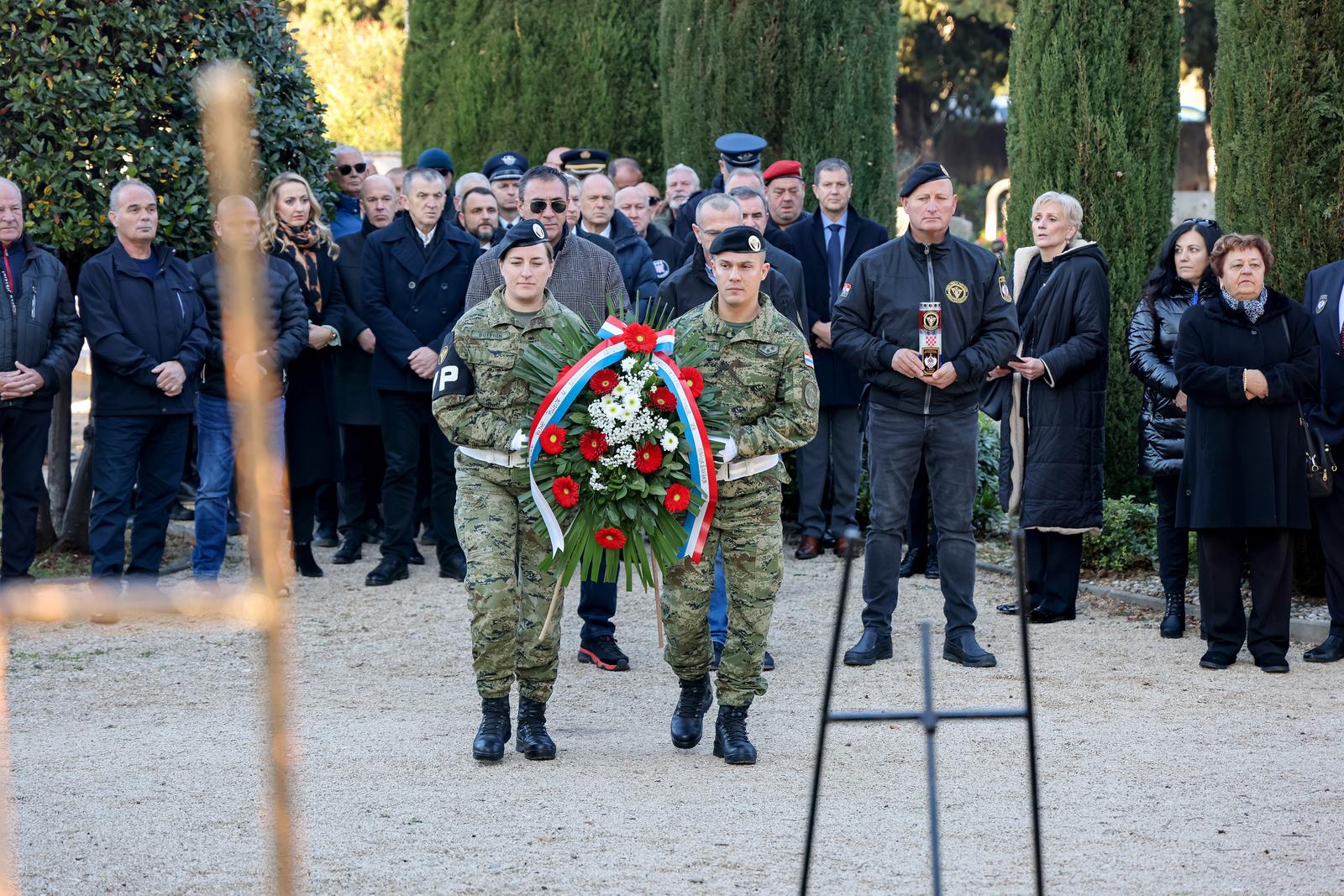 Na Gradskom groblju položeni vijenci povodom obilježavanja 33. obljetnice 72. bojne Vojne policije Na Gradskom groblju položeni vijenci povodom obilježavanja 33. obljetnice 72. bojne Vojne policije