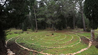 Musapstan, Zadar, 211212
Uoci najavljenog smaka svijeta, u petak 21. prosinca, u sumici u Muspastanu pokraj Zadra pojavilo se devet misterioznih labirinata od kamena. Iako je grupica Zadrana koja ih je izgradila tamo trebala cekati drevno prorocanstvo May