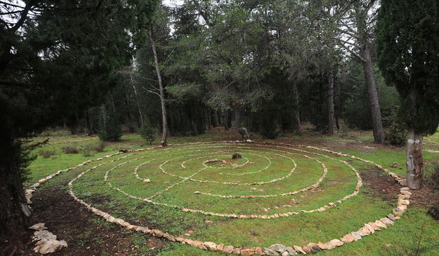 Musapstan, Zadar, 211212
Uoci najavljenog smaka svijeta, u petak 21. prosinca, u sumici u Muspastanu pokraj Zadra pojavilo se devet misterioznih labirinata od kamena. Iako je grupica Zadrana koja ih je izgradila tamo trebala cekati drevno prorocanstvo May