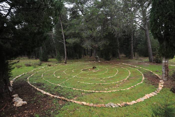 Musapstan, Zadar, 211212
Uoci najavljenog smaka svijeta, u petak 21. prosinca, u sumici u Muspastanu pokraj Zadra pojavilo se devet misterioznih labirinata od kamena. Iako je grupica Zadrana koja ih je izgradila tamo trebala cekati drevno prorocanstvo May