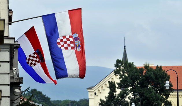 Zagreb, 050810.
Povodom Dana pobjede i domovinske zahvalnosti i Dana hrvatskih branitelja, brojne su institucije i gradjani na proceljima zgrada i kuca izvjesili hrvatske zastave.
Zastave na Trgu Marka Marulica.
Foto: Boris Kovacev / CROPIX