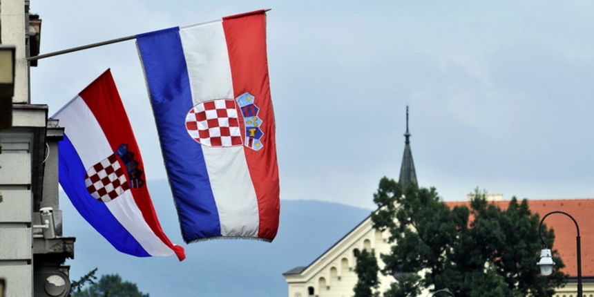 Zagreb, 050810.
Povodom Dana pobjede i domovinske zahvalnosti i Dana hrvatskih branitelja, brojne su institucije i gradjani na proceljima zgrada i kuca izvjesili hrvatske zastave.
Zastave na Trgu Marka Marulica.
Foto: Boris Kovacev / CROPIX