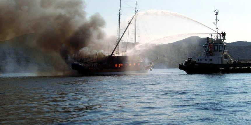 Mornar u plamenu (Foto:24sata.hr) Mornar u plamenu (Foto:24sata.hr)