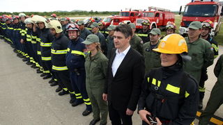 Zadar, 130513.
Predsjednik Vlade RH Zoran Milanovic prisustvovao je programu pokazne vatrogasne vjezbe Ljeto 2013 u Zracnoj luci Zadar. U pokaznoj vatrogasnoj vjezbi sudjelovale su protupozarne snage Drzavne uprave za zastitu i spasavanje, Namjenski orga Zadar, 130513.
Predsjednik Vlade RH Zoran Milanovic prisustvovao je programu pokazne vatrogasne vjezbe Ljeto 2013 u Zracnoj luci Zadar. U pokaznoj vatrogasnoj vjezbi sudjelovale su protupozarne snage Drzavne uprave za zastitu i spasavanje, Namjenski orga