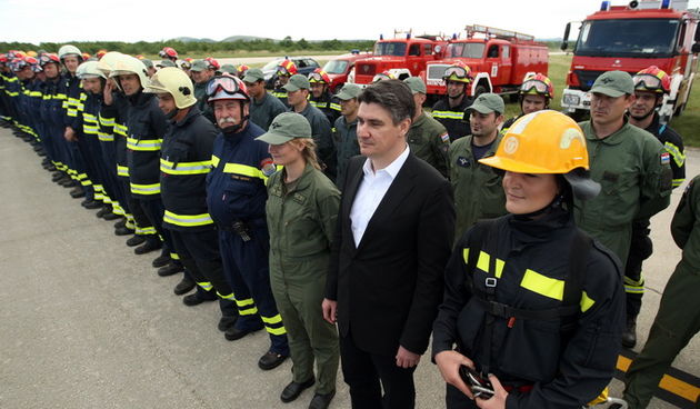 Zadar, 130513. 
Predsjednik Vlade RH Zoran Milanovic prisustvovao je programu pokazne vatrogasne vjezbe Ljeto 2013 u Zracnoj luci Zadar. U pokaznoj vatrogasnoj vjezbi sudjelovale su protupozarne snage Drzavne uprave za zastitu i spasavanje, Namjenski orga