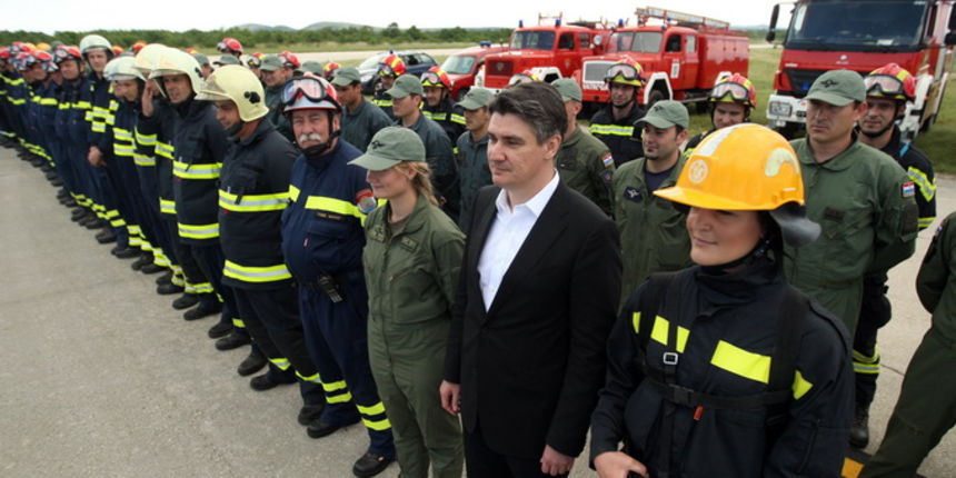 Zadar, 130513. 
Predsjednik Vlade RH Zoran Milanovic prisustvovao je programu pokazne vatrogasne vjezbe Ljeto 2013 u Zracnoj luci Zadar. U pokaznoj vatrogasnoj vjezbi sudjelovale su protupozarne snage Drzavne uprave za zastitu i spasavanje, Namjenski orga
