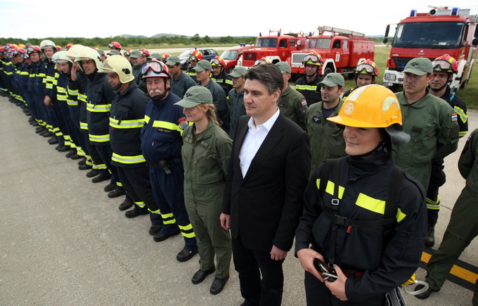 Zadar, 130513.
Predsjednik Vlade RH Zoran Milanovic prisustvovao je programu pokazne vatrogasne vjezbe Ljeto 2013 u Zracnoj luci Zadar. U pokaznoj vatrogasnoj vjezbi sudjelovale su protupozarne snage Drzavne uprave za zastitu i spasavanje, Namjenski orga Zadar, 130513.
Predsjednik Vlade RH Zoran Milanovic prisustvovao je programu pokazne vatrogasne vjezbe Ljeto 2013 u Zracnoj luci Zadar. U pokaznoj vatrogasnoj vjezbi sudjelovale su protupozarne snage Drzavne uprave za zastitu i spasavanje, Namjenski orga