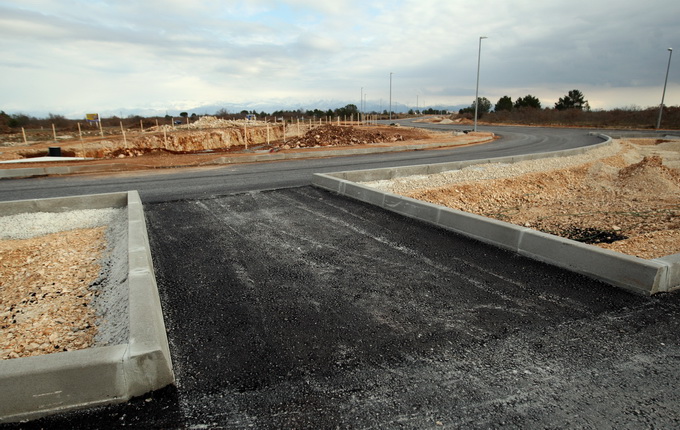 Zadar, Murvica, 210213.
Poslovna zona Murvica jug. Ulazak i radovi u poslovnoj zonu Murvica jug koja bi do ljeta trebala biti zavrsena. Radovi su u tijeku.
Foto: Jure Miskovic / CROPIX