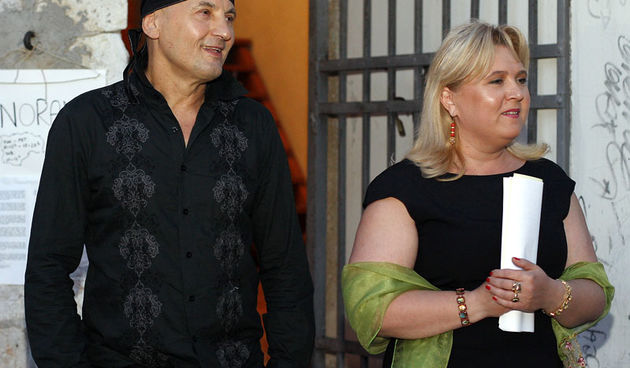 Zadar, 010709.
Stephan Lupino otvorio je veceras izlozbu fotografija u Kapetanovoj kuli na trgu Pet bunara. 
Na fotografiji: Stephan Lupino i Renata Peros aktualna zamjenica procelnika za drustvene djelatnosti u Zadarskoj zupaniji koja je otvorila izlozbu