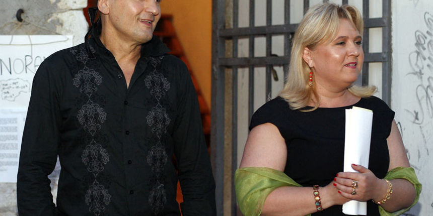 Zadar, 010709.
Stephan Lupino otvorio je veceras izlozbu fotografija u Kapetanovoj kuli na trgu Pet bunara. 
Na fotografiji: Stephan Lupino i Renata Peros aktualna zamjenica procelnika za drustvene djelatnosti u Zadarskoj zupaniji koja je otvorila izlozbu