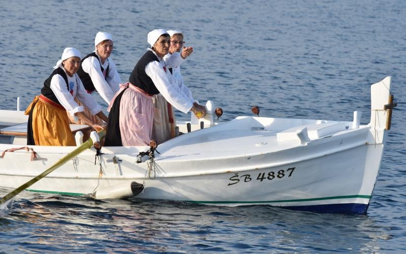 Krapanj: Održana tradicionalna ženska regata gajeta na vesla. Photo: Hrvoje Jelavić/PIXSELL Krapanj: Održana tradicionalna ženska regata gajeta na vesla. Photo: Hrvoje Jelavić/PIXSELL