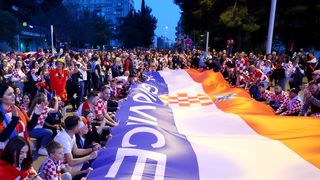Rijeke navijača u Splitu pred početak utakmice Hrvatske i Walesa Rijeke navijača u Splitu pred početak utakmice Hrvatske i Walesa