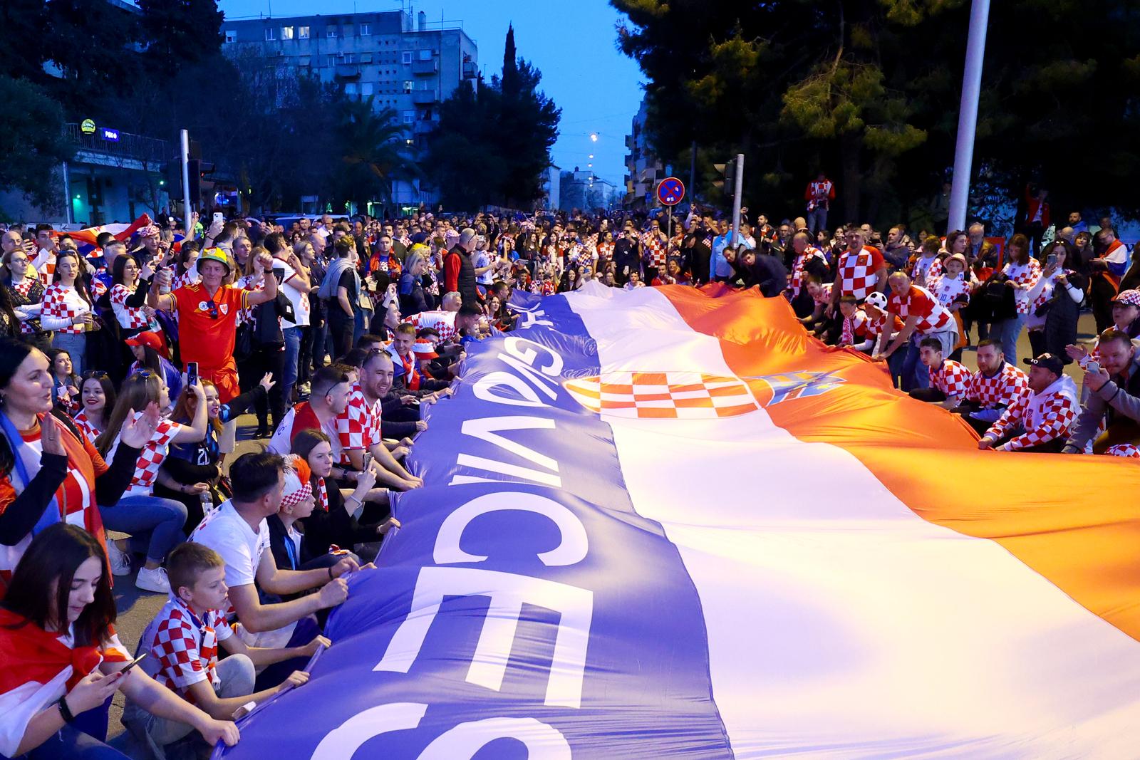 Rijeke navijača u Splitu pred početak utakmice Hrvatske i Walesa Rijeke navijača u Splitu pred početak utakmice Hrvatske i Walesa
